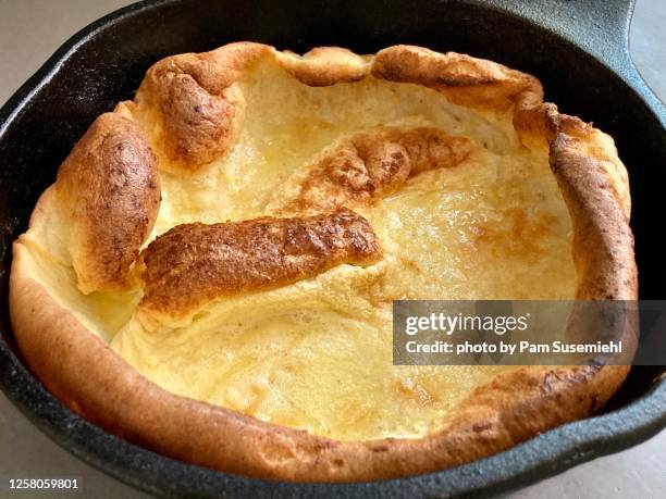 homemade dutch baby pancake in cast iron pan - dutch pancakes stockfoto's en -beelden