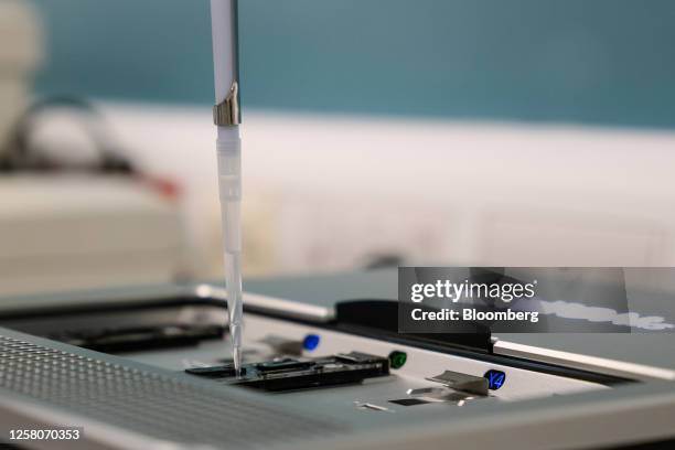 Sequencing Lab Photos and Premium High Res Pictures - Getty Images