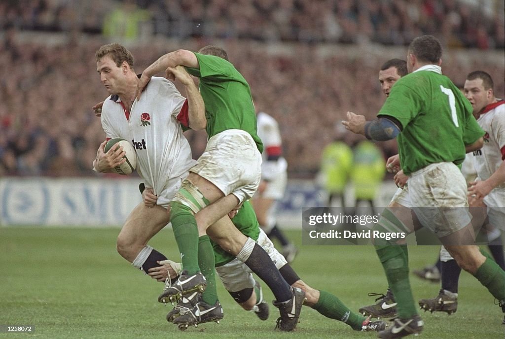 Lawrence Dallaglio of England bursts through the Irish defence