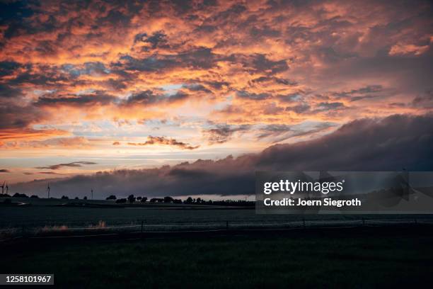 dramatischer himmel beim sonnenuntergang - dramatischer himmel stock pictures, royalty-free photos & images