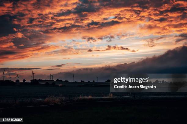 dramatischer himmel beim sonnenuntergang - dramatischer himmel stock pictures, royalty-free photos & images