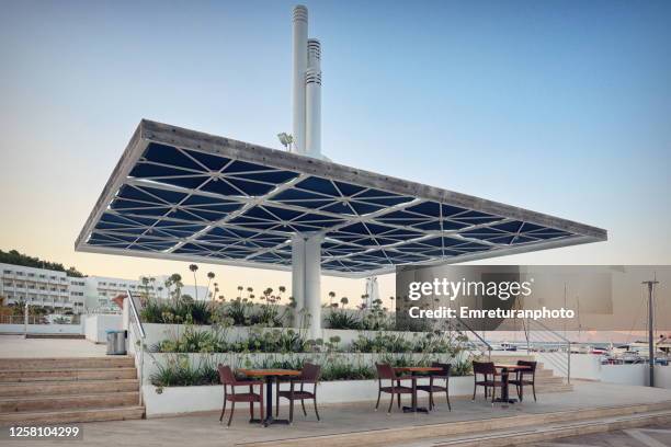 emty pool bar with huge sunshade at sunset in cesme. - emty cafe photos et images de collection