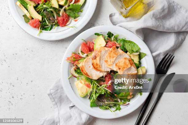 grilled chicken salad with avocado - chicken meat fotografías e imágenes de stock