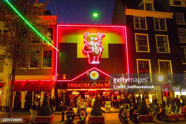 許多人晚上在阿姆斯特丹的性娛樂劇院卡薩羅索。 - red light district 個照片及圖片檔