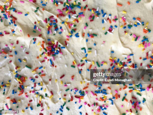 rainbow sugar sprinkles on a cake - blechkuchen stock-fotos und bilder