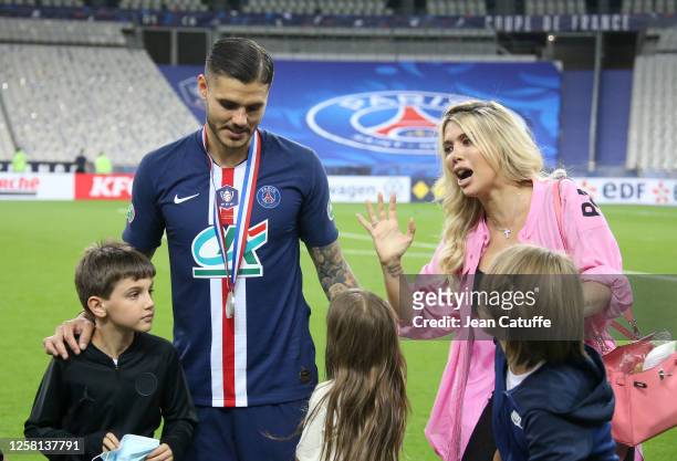 Mauro Icardi of PSG and his wife Wanda Nara celebrate the victory following the French Cup Final match between Paris Saint Germain and AS Saint...