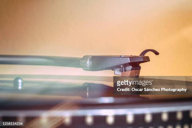 needle of a record player on a vinyl record - hi fi foto e immagini stock