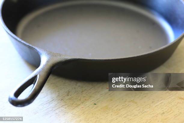 cast iron frying pan - gusseisen stock-fotos und bilder