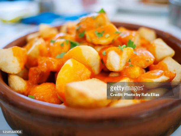 spanish roasted potatoes with hot tomato sauce - patatas bravas stockfoto's en -beelden