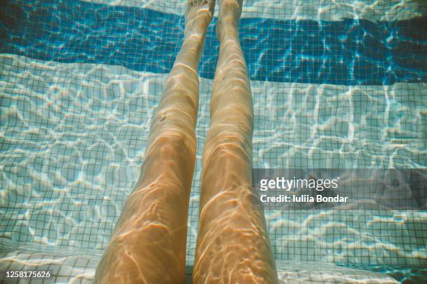 female legs in the pool water - legs in water fotografías e imágenes de stock
