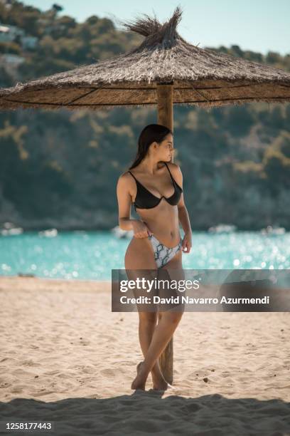chica en sombrilla - sombrilla playa stock pictures, royalty-free photos & images