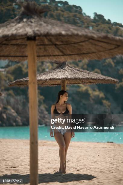 chica en sombrilla - sombrilla playa stock pictures, royalty-free photos & images