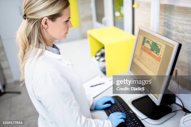 Female Computer Lab Hands On Computer Lab Photos and Premium High Res Pictures - Getty Images