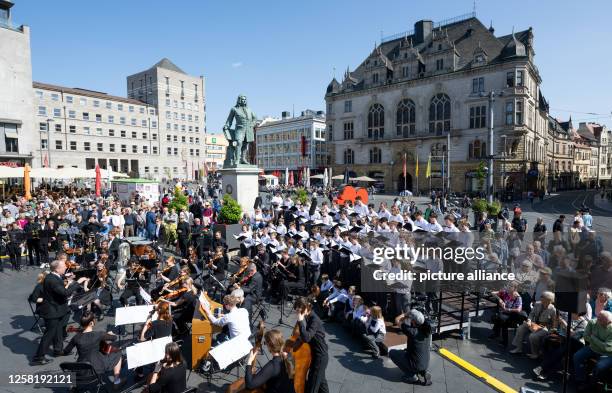 May 2023, Saxony-Anhalt, Halle : The boys of the Halle City Singing Choir under the direction of Clemens Flämig , the brass ensemble Latina Brass,...
