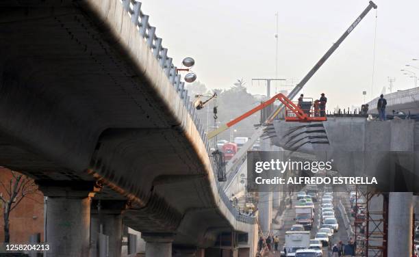 Obreros continúan con la construcción del segundo piso del periférico en Ciudad de México el 20 de enero de 2005, que será inaugurado el 23 de enero...