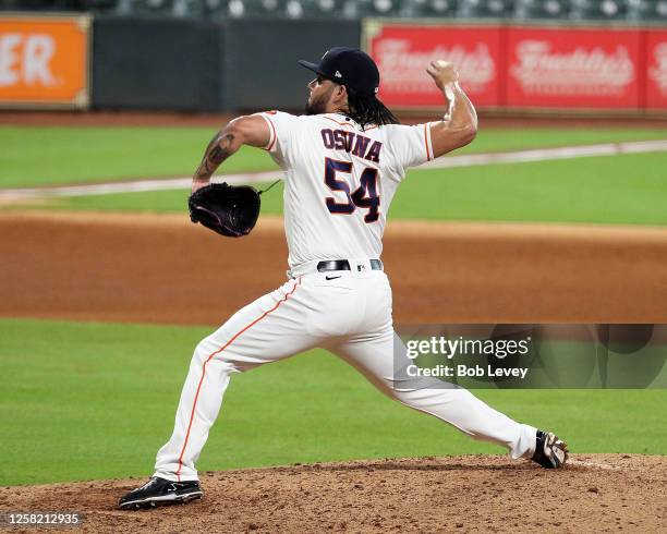 Roberto Osuna of the Houston Astros pitches in the ninth inning against the Seattle Mariners at Minute Maid Park on July 25, 2020 in Houston, Texas....