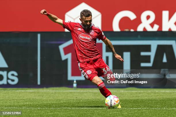 Tim Oberdorf of Fortuna Duesseldorf controls the ball during the Second Bundesliga match between Fortuna Düsseldorf and Hannover 96 at Merkur...
