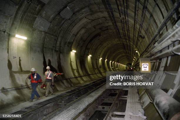 Un ouvrier français de la société TML marchent dans le tunnel, le 27 novembre 1990 à Sangatte, trois jours avant la jonction entre les deux parties...