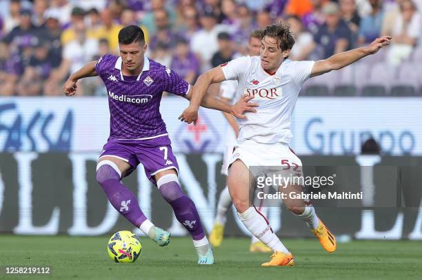 Luka Jovic of ACF Fiorentina in action against Edoardo Bove of AS Roma during the Serie A match between ACF Fiorentina and AS Roma at Stadio Artemio...