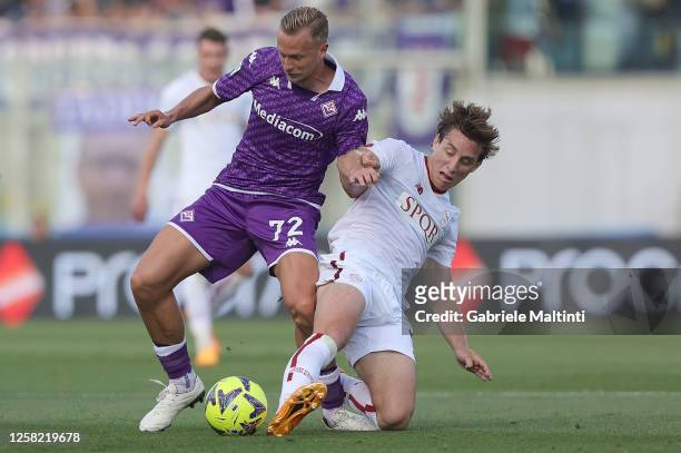Antonin Barak of ACF Fiorentina in action against Edoardo Bove of AS Roma during the Serie A match between ACF Fiorentina and AS Roma at Stadio...