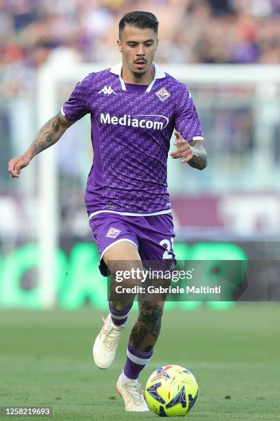 Lorenzo Venuti of ACF Fiorentina in action during the Serie A match between ACF Fiorentina and AS Roma at Stadio Artemio Franchi on May 27, 2023 in...