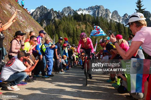 Spectators cheer as then overall leader INEOS Grenadiers's British rider Geraint Thomas competes during the twentieth stage of the Giro d'Italia 2023...
