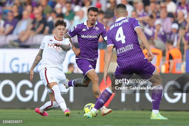 Nicola Zalewski of AS Roma in action during the Serie A match between ACF Fiorentina and AS Roma at Stadio Artemio Franchi on May 27, 2023 in...