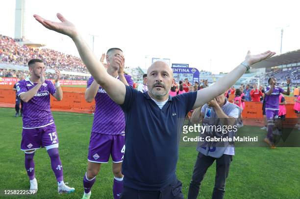 Head coach Vincenzo Italiano manager of ACF Fiorentina greets the fans after during the Serie A match between ACF Fiorentina and AS Roma at Stadio...