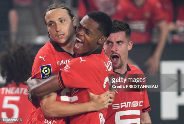 Rennes' Croatian midfielder Lovro Majer celebrates with Rennes' French defender Warmed Omari after scoring the opening goal during the French L1...