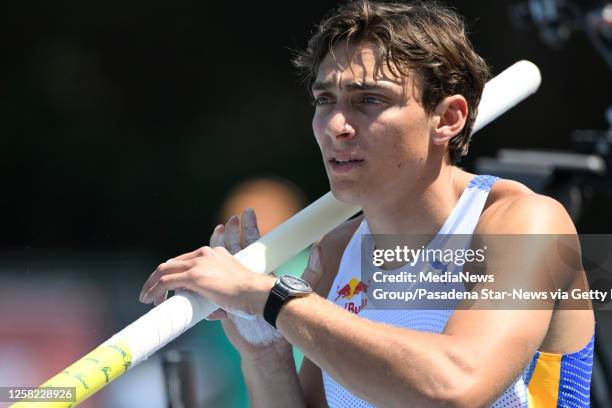 Los Angeles, CA Mondo Duplantis of Sweden prepares to vault as he would win the mens pole vault with a vault of 19-4 ¾ during the USATF Los Angeles...