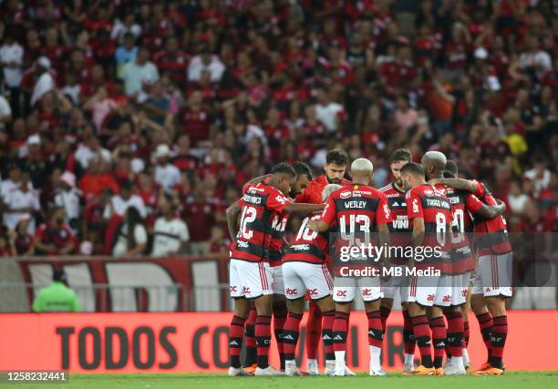 Players of CR Flamengo huddle during the Brasileirao Serie A 2023 match between CR Flamengo and Cruzeiro EC at Maracana Stadium on May 27, 2023 in...