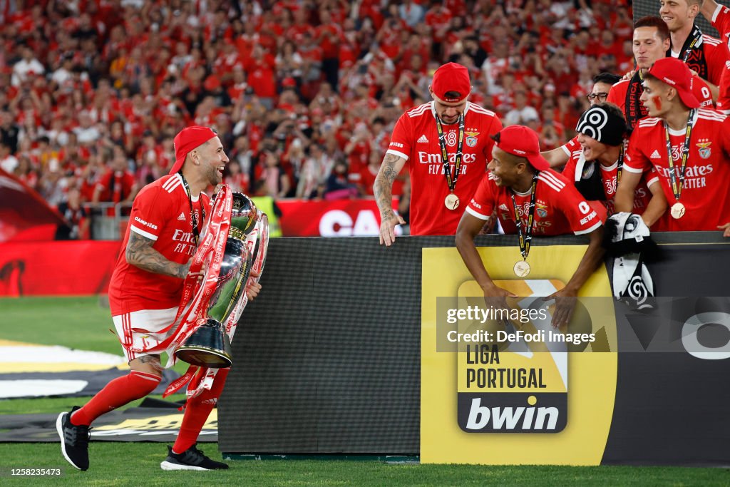 Nicolas Otamendi of SL Benfica shows the cup after the Liga Portugal ...