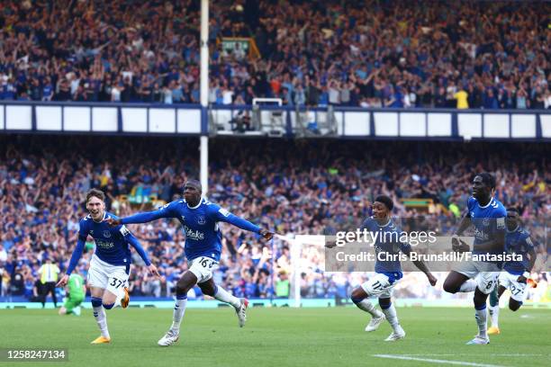 Abdoulaye Doucoure of Everton celebrates scoring a goal to make the score 1-0 with his team-mates during the Premier League match between Everton FC...