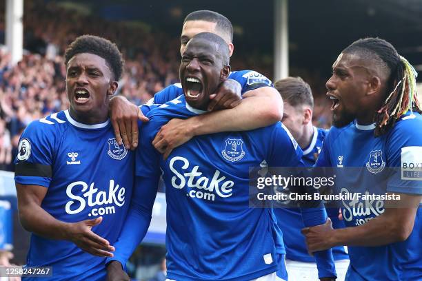 Abdoulaye Doucoure of Everton celebrates scoring a goal to make the score 1-0 with his team-mates during the Premier League match between Everton FC...