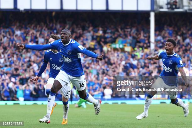 Abdoulaye Doucoure of Everton celebrates scoring a goal to make the score 1-0 with his team-mates during the Premier League match between Everton FC...