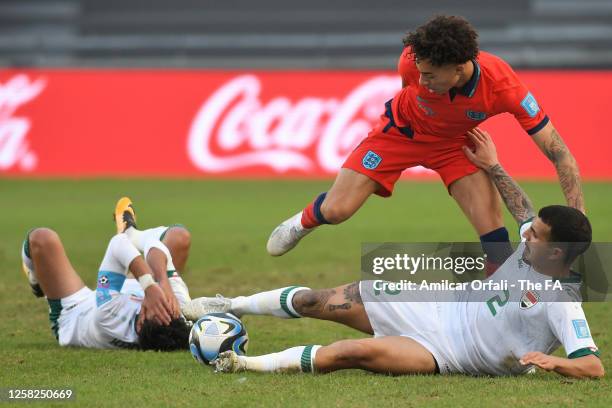 Samuel Edozie of England fights for the ball with Hussain Ghasem of Iraq and Kadhim Raad of Iraq during the FIFA U-20 World Cup Argentina 2023 Group...