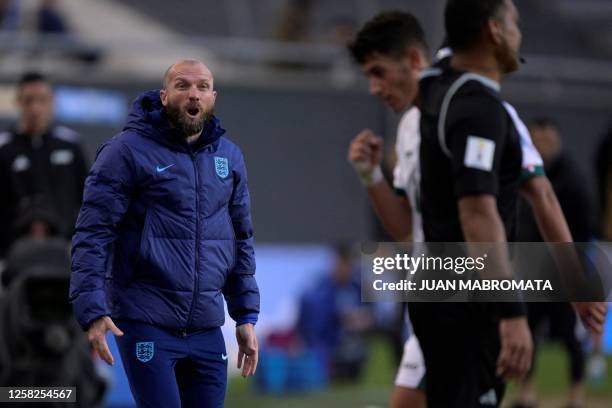 England's coach Ian Foster shouts during the Argentina 2023 U-20 World Cup Group E football match between Iraq and England at the Estadio Unico Diego...