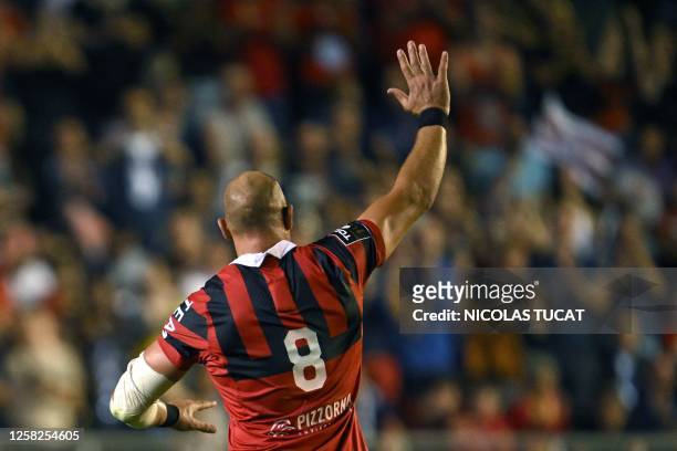 Toulon's Italian number eight Sergio Parisse waves to supporters as he leaves the pitch during to the French Top 14 rugby union match between Rugby...