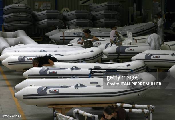 Des employés effectuent les dernières finitions sur des bateaux le 24 mai 2007 dans l'usine Zodiac à Saint-Jean D'Illac, en proche banlieue...