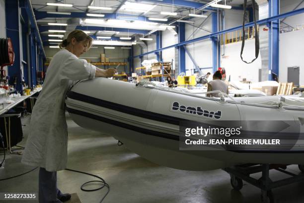 Une employée effectue les dernières finitions sur un Zodiac, modèle "Bombard" le 24 mai 2007 dans l'usine Zodiac à Saint-Jean D'Illac, en proche...