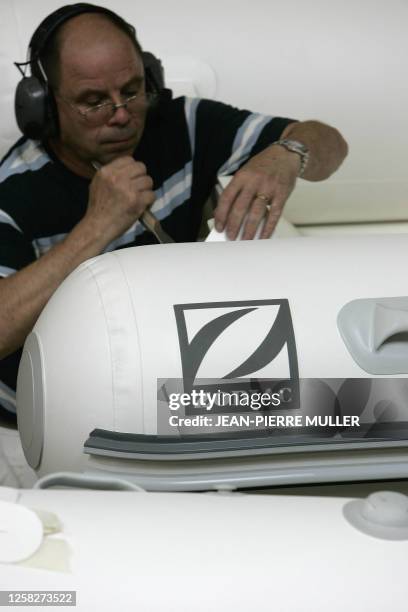 Un employé effectue les finitions sur des flotteurs qui vont équiper des coques le 24 mai 2007 dans l'usine Zodiac à Saint-Jean D'Illac, en proche...