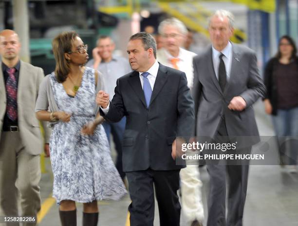 Le ministre du Travail Xavier Bertrand discute avec des responsables du groupe La Redoute, le 25 mai 2011 à Wattrelos, lors de sa visite des locaux...