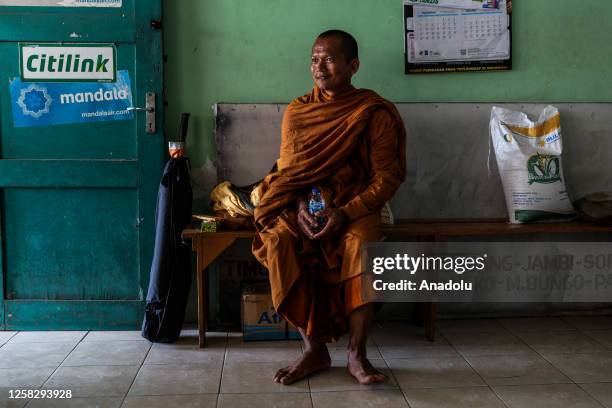 Buddhist monk takes a break during a religious journey in Temanggung, Central Java, Indonesia. 32 monks from Thailand, Malaysia, Singapore and...