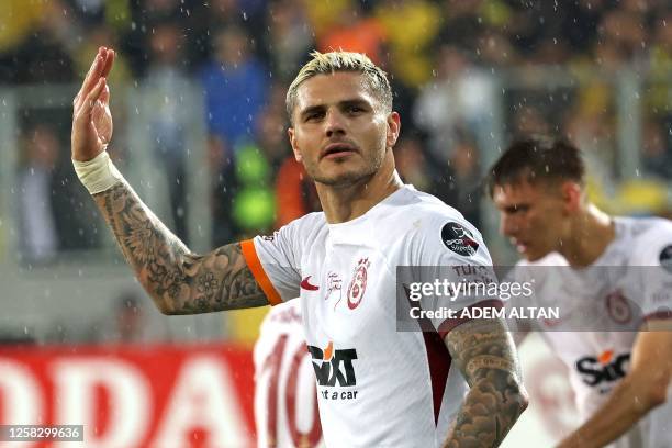 Galatasaray's Argentine forward Mauro Icardi celebrates scoring his team's second goal during the Turkey's Super Lig football match between MKE...