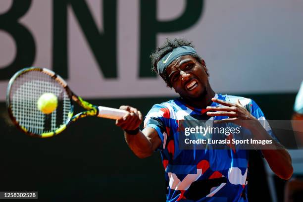 Elias Ymer of Sweden plays a forehand against Casper Ruud of Norway during their Singles First Round Match on Day Three of the 2023 French Open at...