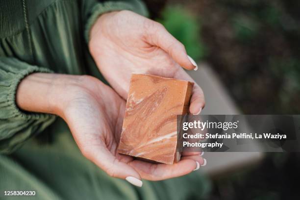 close up hands holding natural bar of soap / shampoo - cosmetique naturel photos et images de collection