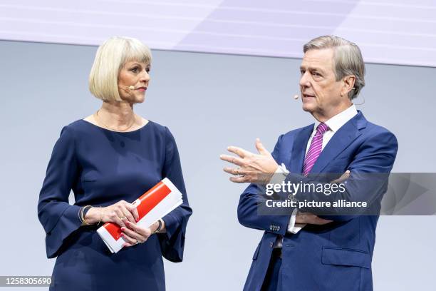 May 2023, Lower Saxony, Hanover: Gundula Gause and Claus Kleber speak at the opening of the German Savings Bank Day. Among other things, the topics...