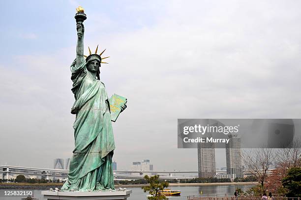 statue of liberty - replica statue of liberty odaiba stock pictures, royalty-free photos & images