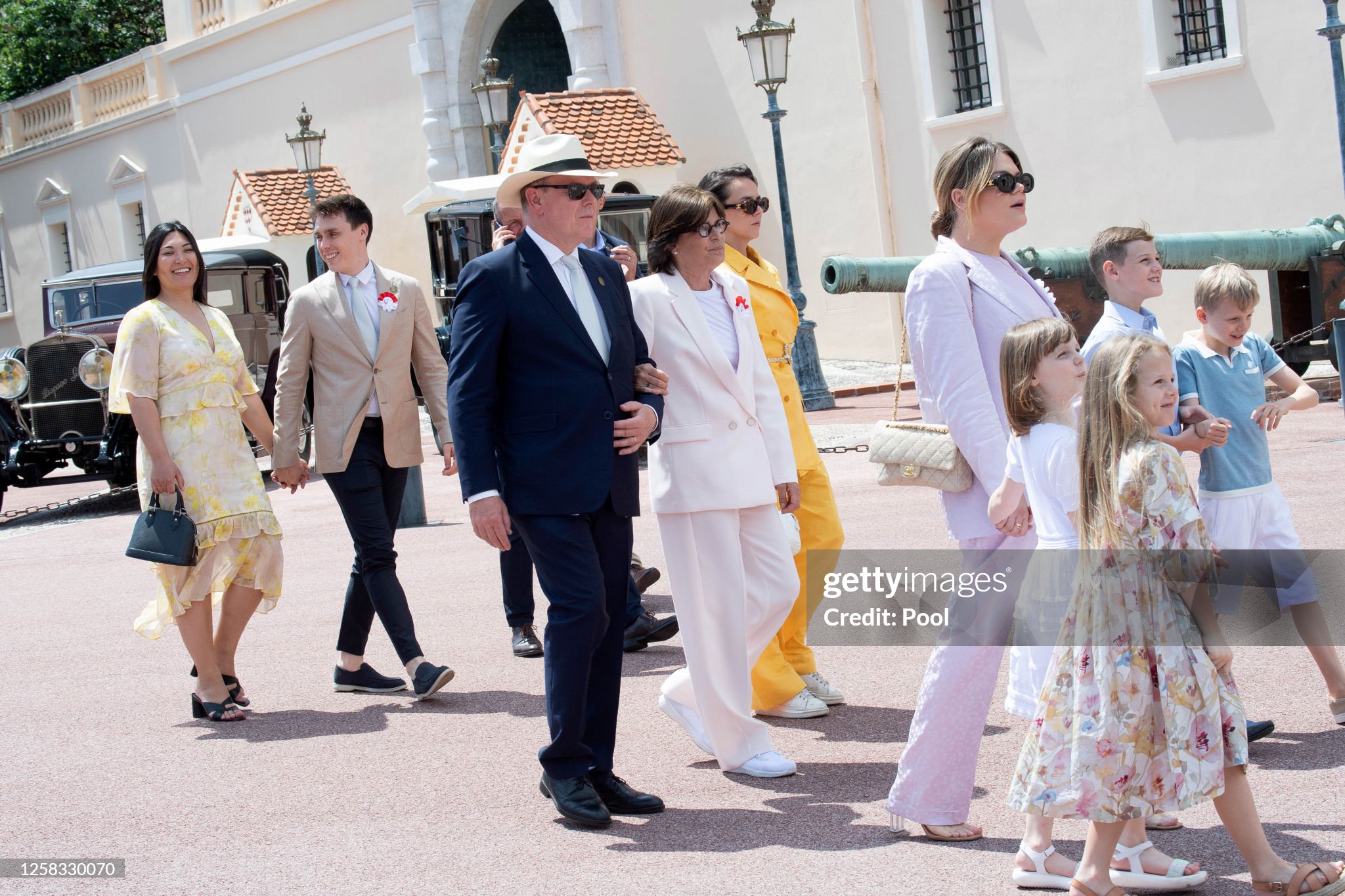 CASA PRINCIPESCA DE MÓNACO - Página 15 The-royal-family-of-monaco-parade-ias-part-of-the-celebrations-to-mark-the-birth-of-the-late