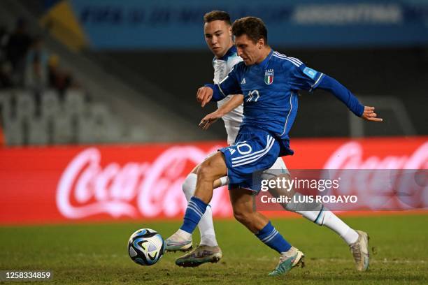 Italy's midfielder Tommaso Baldanzi and England's midfielder Harvey Vale vie for the ball during the Argentina 2023 U-20 World Cup round of 16...